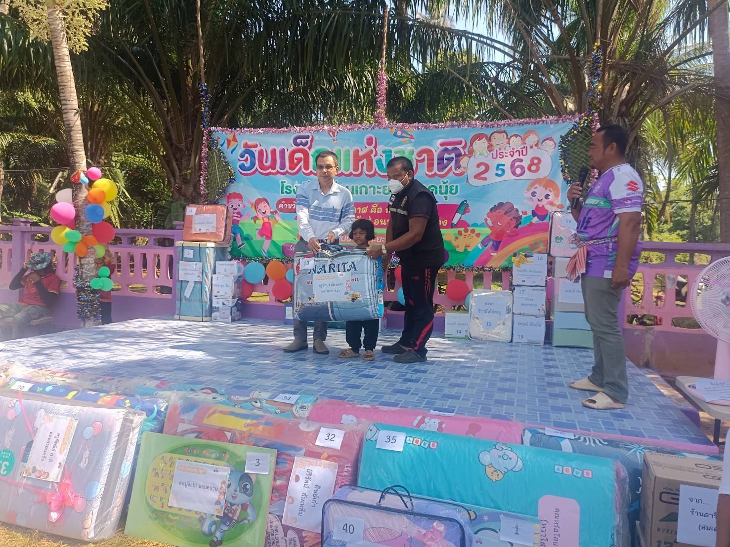 วันที่ 9 มกราคม 2568  
องค์การบริหารส่วนตำบลเกาะสาหร่าย นำโดยนายณัฐพันธ์ุ อังโชติพันธุ์ นายกองค์การบริหารส่วนตำบลเกาะสาหร่าย นายกงทอง พานิชวิทย์ เลขานายกองค์การบริหารส่วนตำบลเกาะสาหร่าย และนายวุฒิชัย นิ่มดำ ปลัดองค์การบริหารส่วนตำบลเกาะสาหร่าย พร้อมด้วยเจ้าหน้าที่องค์การบริหารส่วนตำบลเกาะสาหร่าย เข้าร่วมกิจกรรมวันเด็กแห่งชาติ ณ โรงเรียนบ้านเกาะยะระโตดนุ้ย