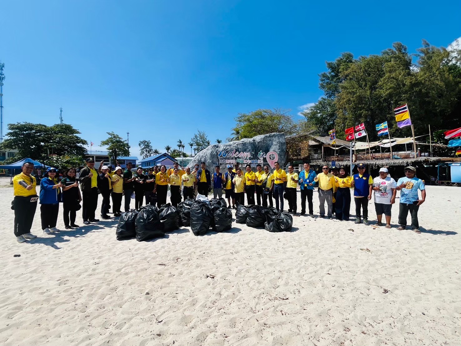 วันที่ 20 ธันวาคม 2567
ณ เกาะหลีเป๊ะ  ตำบลเกาะสาหร่าย อำเภอเมืองสตูล จังหวัดสตูล
      นายณัฐพันธุ์  อังโชติพันธุ์ นายกองค์การบริหารส่วนตำบลเกาะสาหร่าย มอบหมายให้ นางสิริกัลยา มอญแก้ว รองนายกองค์การบริหารส่วนตำบลเกาะสาหร่าย ร่วมเปิดกิจกรรมเก็บขยะ Big Cleaning Day ตามโครงการท้องถิ่นรักษ์โลก ประจำปีงบประมาณ 2568 โดยมีนายคณิต คงช่วย รองผู้ว่าราชการจังหวัดสตูล เป็นประธานในพิธีเปิดกิจกรรม และดำเนินการเก็บขยะ ในพื้นที่ 6 ชุมชน บนเกาะหลีเป๊ะ ร่วมกับ อาสาสมัครท้องถิ่นรักษ์โลก หัวหน้าส่วนราชการระดับจังหวัด อำเภอ ท้องที่ ท้องถิ่น นักเรียน ประชาชน ผู้ประกอบการ ทุกภาคส่วนบนเกาะหลีเป๊ะ  เป็นการรักษาความสะอาดในแหล่งท่องเที่ยวสำคัญของจังหวัดสตูล