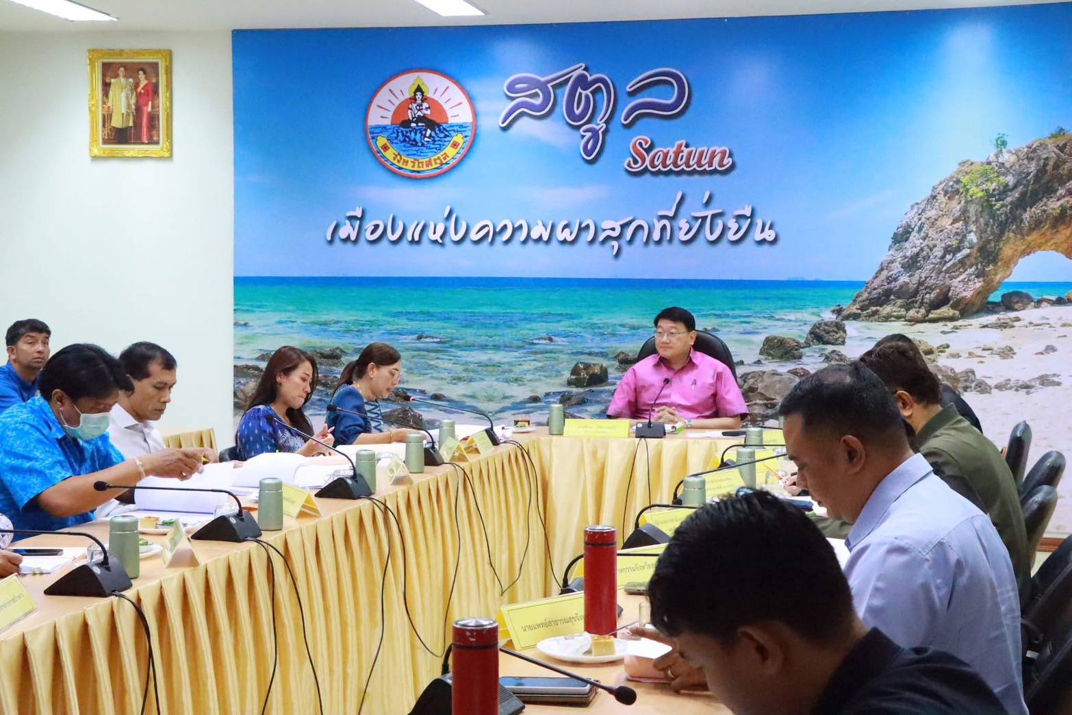 วันที่ 14 กุมภาพันธ์ 2568 
ณ ห้องประชุมโต๊ะหยงกง ชั้น 3 ศาลากลางจังหวัดสตูล 
         
              นายณัฐพันธุ์  อังโชติพันธุ์ นายกองค์การบริหารส่วนตำบลเกาะสาหร่าย มอบหมายให้ นางสาวฟาริดา นุ้ยดำ ตำแหน่ง เจ้าพนักงานสาธารณสุขปฏิบัติงาน เข้าร่วม ประชุมคณะกรรมการจัดการสิ่งปฏิกูลและมูลฝอย จังหวัดสตูล ครั้งที่ 1/2568 เพื่อติดตามการปฏิบัติงานด้านการจัดการขยะมูลฝอยชุมชน โดยมีนายศักระ กปิลกาญจน์ ผู้ว่าราชการจังหวัดสตูล เป็นประธานในการประชุมคณะกรรมการจัดการสิ่งปฏิกูลและมูลฝอย จังหวัดสตูล ครั้งที่ 1/2568 เพื่อติดตามการปฏิบัติงานด้านการจัดการขยะมูลฝอยชุมชนรายงานความคืบหน้าโครงการศึกษาความเหมาะสมและออกแบบรายละเอียดระบบจัดการขยะมูลฝอยเกาะหลีเป๊ะแบบครบวงจร อันเนื่องมาจากพระราชดำริของสมเด็จพระเทพรัตนราชสุดาฯ สยามบรมราชกุมารี ในการจัดการขยะเกาะหลีเป๊ะอย่างยั่งยืน การบริหารจัดการปัญหาขยะมูลฝอยบนเกาะหลีเป๊ะ พร้อมพิจารณาขอความเห็นชอบแผนปฏิบัติการจัดการขยะมูลฝอยชุมชน “จังหวัดสะอาด” ประจำปี พ.ศ.2568 จังหวัดสตูล เพื่อขับเคลื่อนแผนปฏิบัติดังกล่าวให้เป็นไปตามกรอบการดำเนินงาน เป้าประสงค์และตัวชี้วัด และพิจารณาขอความเห็นชอบ (ร่าง) ผลการดำเนินงานการจัดการขยะมูลฝอยชุมชน “จังหวัดสะอาด” ประจำปี พ.ศ. 2568