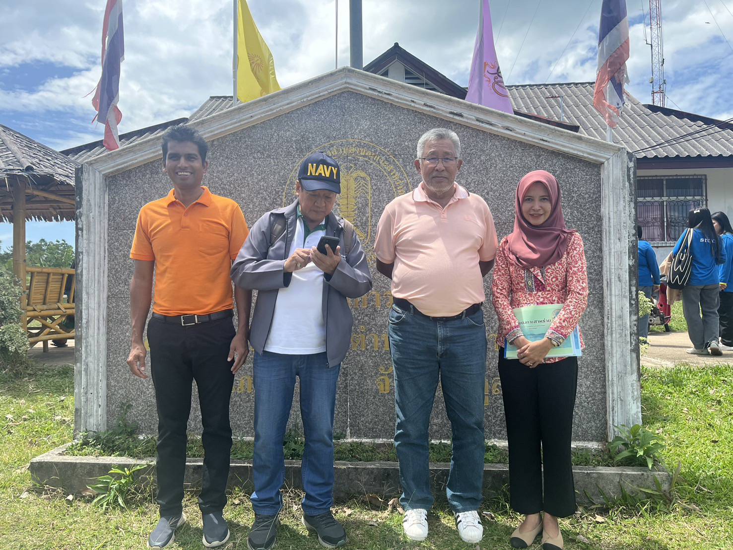 วันที่ 27 กุมภาพันธ์ 2568
ณ อบต.เกาะสาหร่าย ต.เกาะสาหร่าย อ.เมืองสตูล จ.สตูล

    นายณัฐพันธุ์ อังโชติพันธุ์  ตำแหน่ง นายกอบต.เกาะสาหร่าย มอบหมายให้ นายกองทอง พานิชวิทย์ เลขานุการนายกองค์การบริหารส่วนตำบลเกาะสาหร่าย,นายศศิธร ชุมแสง นักวิชาการศึกษาปฏิบัติการ ,นางสาวสุนิดา นาดมา ผู้ช่วยเจ้าพนักงานส่งเสริมการท่องเที่ยว ต้อนรับคณะนักศึกษาดูงานจากวิทยาลัยชุมชนสตูล  ลงศึกษาดูงานในชุมชนของจังหวัดสตูล พร้อมเป็นวิทยากรบรรยาย ในหัวข้อเรื่อง ข้อมูลทั่วไปขององค์การบริหารส้วนตำบลเกาะสาหร่าย อาชีพและการท่องเที่ยวของชุมชนเกาะสาหร่ายฯ