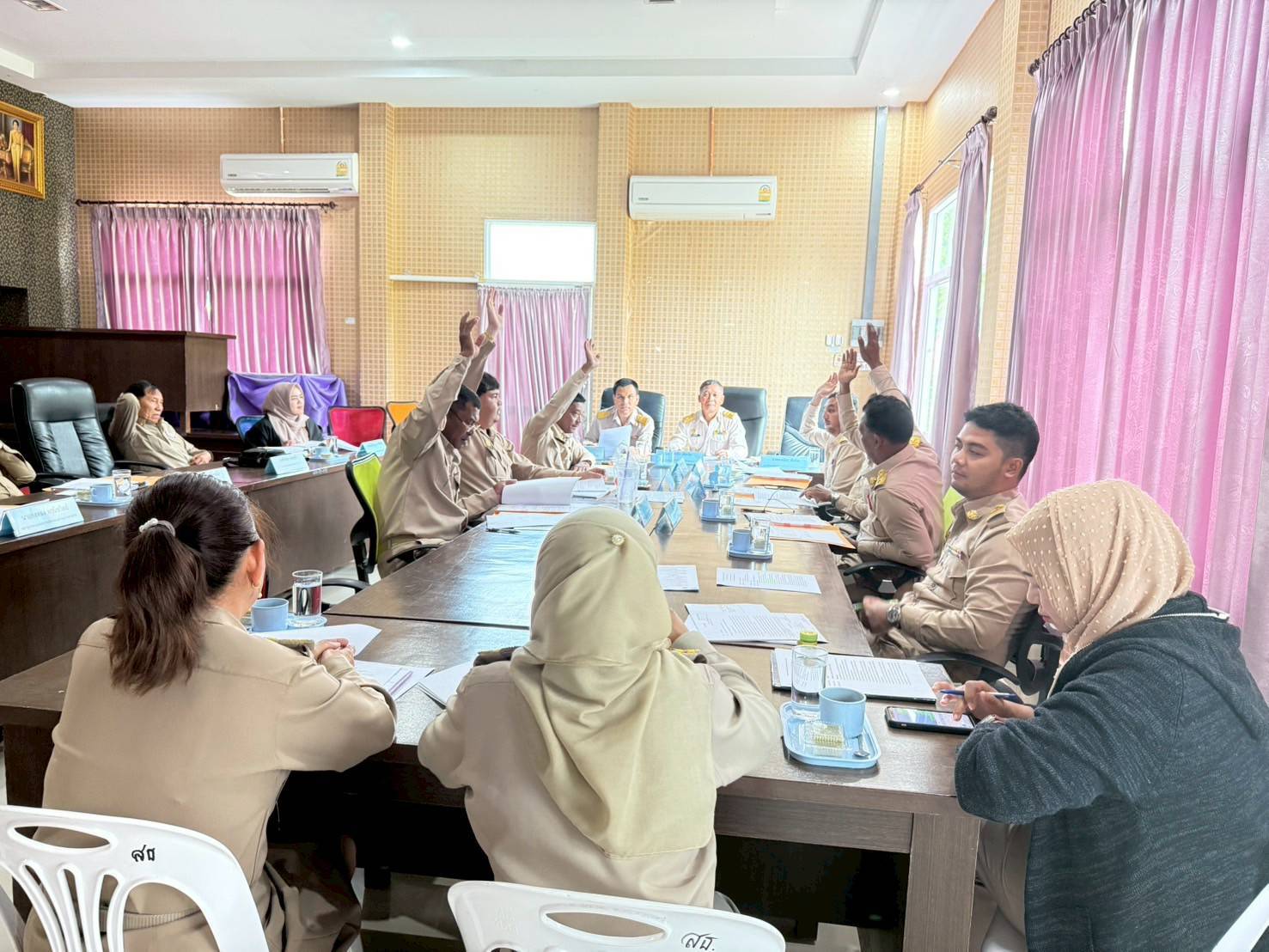 วันที่ 15 พฤษภาคม 2568
ณ ห้องประชุม อบต.เกาะสาหร่าย
    อบต.เกาะสาหร่าย ได้เปิดประชุมสภาสมัยสามัญ สมัยที่ 2 ประจำปี 2568 โดยมี นายวุฒิชัย นิ่มดำ ปลัด อบต.เกาะสาหร่าย,สมาชิก อบต.เกาะสาหร่ายทั้ง 8 หมู่บ้าน รวมถึงผู้บริหารและข้าราชการ เข้าร่วมประชุมและรับฟังในครั้งนี้ด้วย เพื่อกำหนดทิศทางในการขับเคลื่อนงานตามแผนงานองค์การบริหารส่วนตำบลเกาะสาหร่ายต่อไป