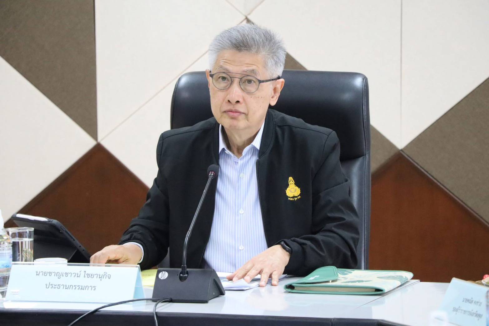 วันที่ 26 พ.ค.2568 
ณ.ห้องประชุมโต๊ะพญาวัง 
    นายณัฐพันธ์ุ อังโชติพันธุ์ นายก อบต.เกาะสาหร่ายมอบหมายให้นางสิริกัลยา มอญแก้ว รองนายก อบต.เกาะสาหร่าย เข้าร่วมประชุมติดตามผลกรณีการรื้อถอนอาคารบริเวณโรงอาหารด้านหลังโรงเรียนบ้านเกาะหลีเป๊ะ