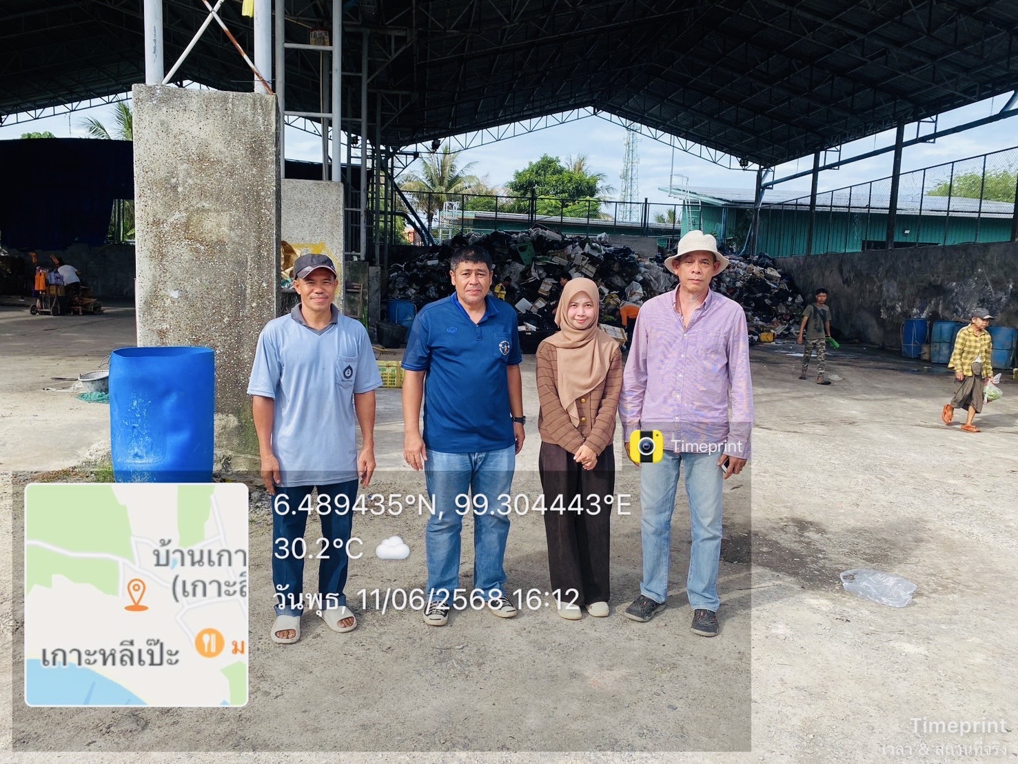 นายณัฐพันธุ์ อังโชติพันธุ์ นายกองค์การบริหารส่วนตำบลเกาะสาหร่าย มอบหมายให้คณะกรรมการตรวจรับการจ้างเหมาบริการเก็บขนขยะมูลฝอยบนเกาะหลีเป๊ะ ประจำปีงบประมาณ 2568 ตรวจสอบความเรียบร้อยของการเก็บขนขยะบนเกาะหลีเป๊ะ งวดที่  2 ประจำเดือนพฤษภาคม 2568  
วันที่ 12 เดือนมิถุนายน 2568 
นายอดิศักดิ์ บูเก็ม เจ้าพนักงานธุรการปฏิบัติงาน และนางสาวดาราณี สุวาหลำ ผู้ช่วยเจ้าพนักงานสาธารณสุข    ตรวจสอบความเรียบร้อยของการเก็บขนขยะบนเกาะหลีเป๊ะ ณ โรงกำจัดขยะบ้านเกาะหลีเป๊ะ ตำบลเกาะสาหร่าย อำเภอเมืองสตูล  จังหวัดสตูล และวันที่ 13 เดือนมิถุนายน 2568 
นางสาวสุวรรณี เพ็งไทร นักวิชาการสาธารณสุข นายอดิศักดิ์ บูเก็ม เจ้าพนักงานธุรการปฏิบัติงาน และนางสาวดาราณี สุวาหลำ ผู้ช่วยเจ้าพนักงานสาธารณสุข   ตรวจสอบความเรียบร้อยของการเก็บขนขยะบนเกาะหลีเป๊ะ ณ ศูนย์กำจัดขยะมูลฝอยแบบครบวงจรเทศบาลตำบลกำแพง และท่าเทียบเรือบากันโต๊ะทิด ตำบลละงู อำเภอละงู จังหวัดสตูล
