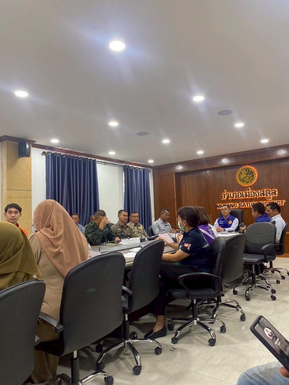 นที่ 24 กรกฎาคม 2568
ณ ห้องประชุมกองร้อยอาสารักษาดินแดนอำเภอเมืองสตูล
    นายณัฐพันธุ์ อังโชติพันธุ์ นายก อบต.เกาะสาหร่ายมอบหมายให้ นายกองทอง พานิชวิทร์ เลขานุการนายกฯ,นางสาวนิลาวัลย์ สาดล จ้างเหมาบริการช่วยปฏิบัติงานป้องกันและบรรเทาสาธารณภัย เข้าร่วมประประชุมการเตรียมความพร้อมการฝึกซ้อมแผนอุบัติเหตุหมู่
