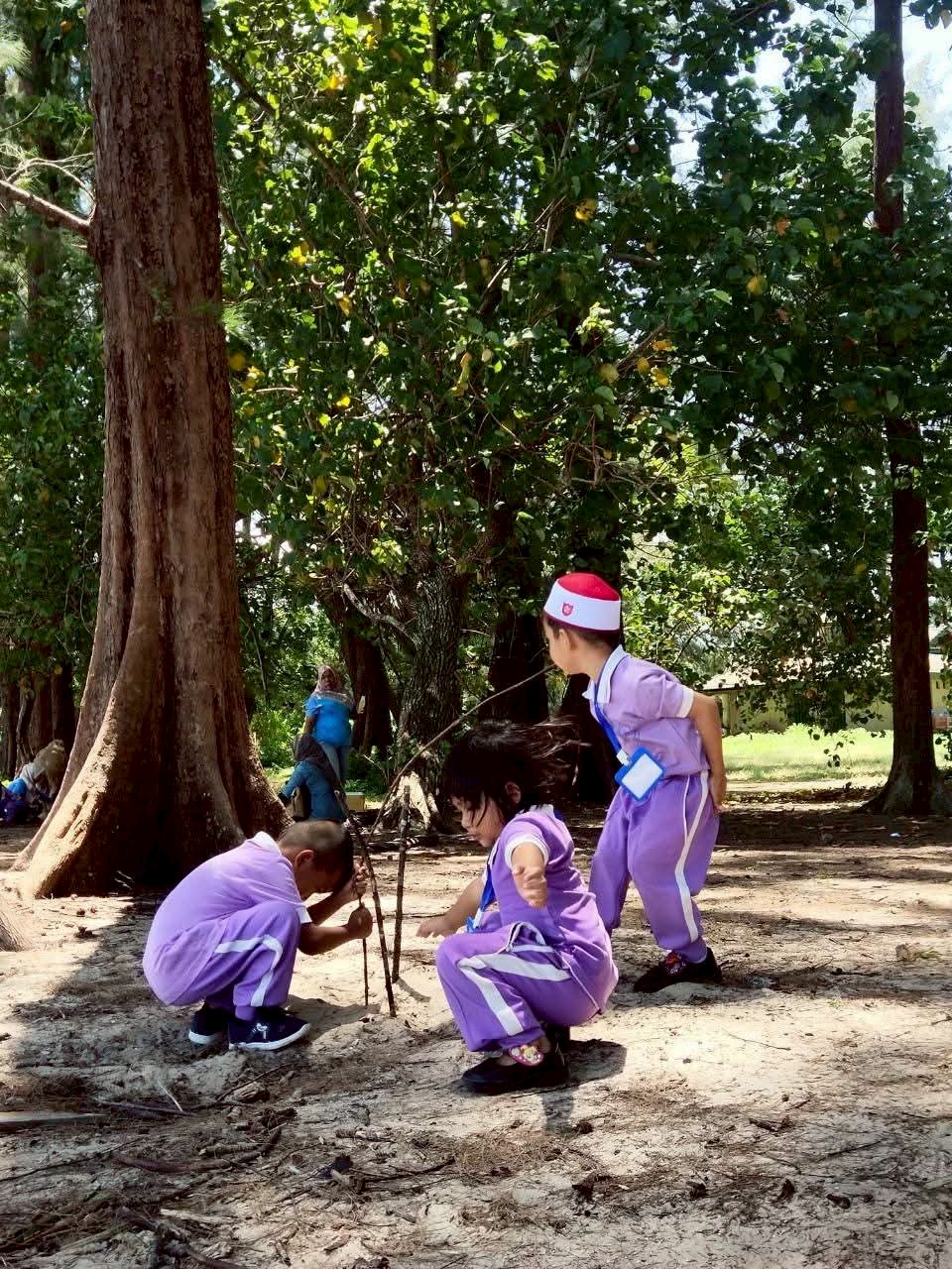 วันที่ 25 กรกฎาคม 2568
เวลา 05.30 น. – 20.00 น.
ณ พิพิธภัณฑ์สัตว์น้ำราชมงคลตรัง ต.ไม้ฝาด อ.สิเกา จ.ตรัง
   นายณัฐพันธุ์ อังโชติพันธุ์ นายกองค์การบริหารส่วนตำบลเกาะสาหร่าย มอบหมายให้ นางชญาภา เฉลิมชาติ รองปลัดอบต. เกาะสาหร่าย พร้อมด้วย นายศศิธร ชุมแสง นักวิชาการศึกษาปฏิบัติการ นางประภา เสมสัน ครูชำนาญการพิเศษ นางสาวสุภาพร หมันเหตุ นักพัฒนาชุมชนปฏิบัติการ คณะครู ผู้ดูแลเด็ก บุคลากรทางการศึกษา พานักเรียนและผู้ปกครองจาก ศดม. บ้านเกาะยะระโตดใหญ่ และ ศพด. บ้านตันหยงกลิง ไปทัศนศึกษาโครงการศึกษาแหล่งเรียนรู้นอกสถานที่
  การเรียนรู้มิใช่มีเพียงในห้องเรียนสี่เหลี่ยมเท่านั้น การได้พบเห็นได้กระทำและได้สัมผัสกับของจริง หรือสถานที่จริงจะช่วยให้จดจำและเข้าใจได้ดีขึ้น อีกทั้งเป็นการเรียนรู้ที่สนุกสนาน การจัดการเรียนรู้โดยเน้นผู้เรียนเป็นสำคัญส่งเสริมให้ ผู้เรียนศึกษาค้นคว้าหาความรู้ทั้งในและนอกสถานศึกษา เพื่อให้นักเรียนได้รับประสบการณ์ตรงตามความ เหมาะสมกับวัย  อีกทั้งเป็นการจัดกิจกรรมการเรียนการสอนที่เน้นผู้เรียนเป็นสำคัญ ตลอดทั้งส่งเสริมให้นักเรียนมี วิสัยทัศน์กว้างไกล การจัดกิจกรรมการเรียนการสอนจึงจำเป็นให้ผู้เรียนเกิดความรู้จากประสบการณ์ตรงอย่าง หลากหลาย องค์การบริหารส่วนตำบลเกาะสาหร่ายเห็นถึงความสำคัญของการพานักเรียนไปทัศนศึกษานอกสถานที่ จึงได้จัดทำโครงการนี้ขึ้น
