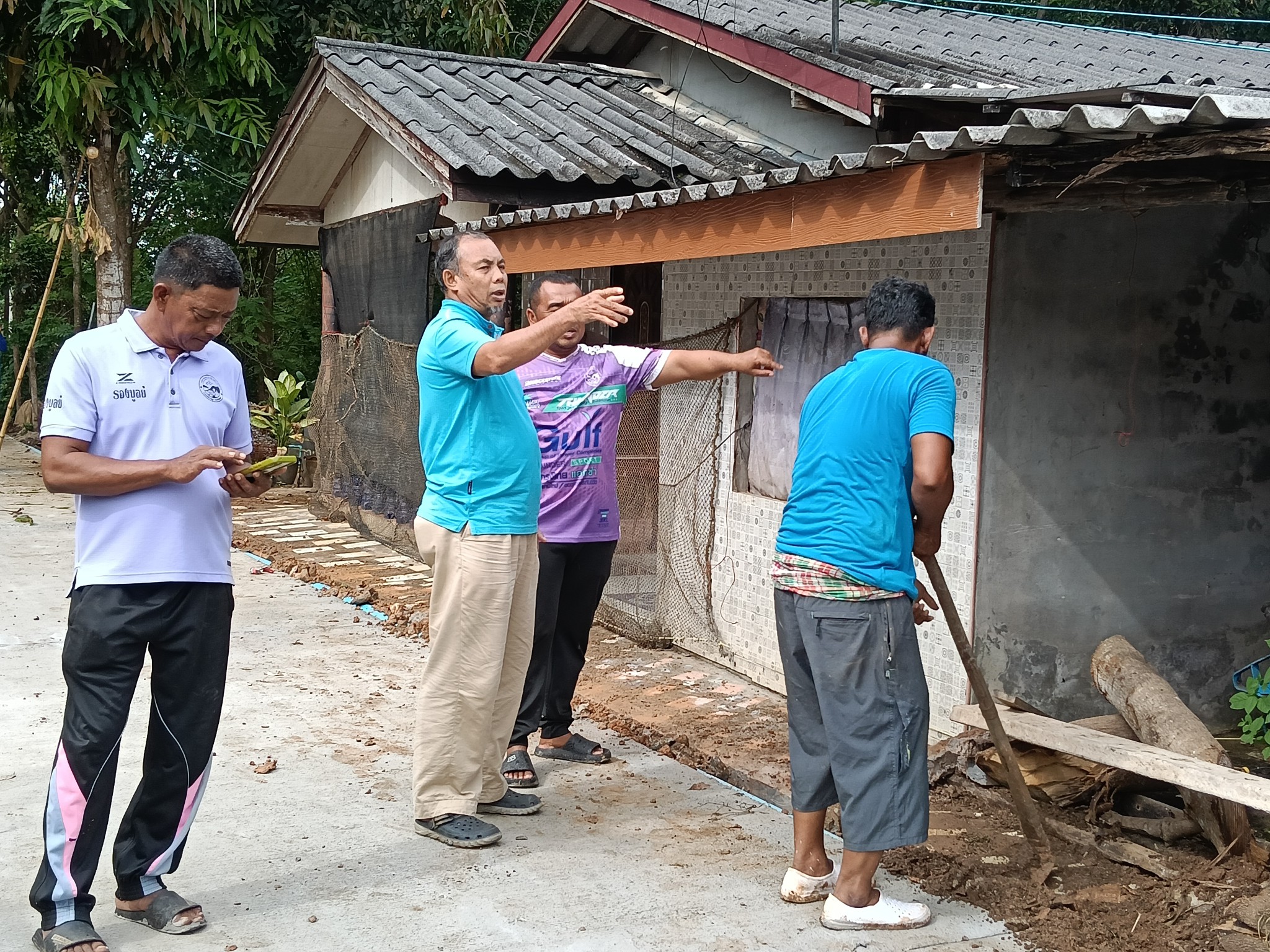 🛠️ ลงมือทำจริง! ชาวบ้านเกาะสาหร่าย-อบต. ร่วมกันวางท่อน้ำประปาสำหรับอุปโภคบริโภค! 💧